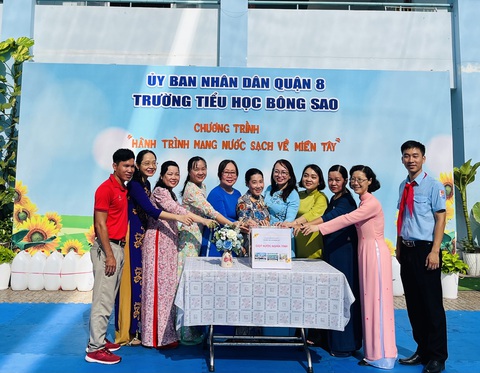 Học sinh, giáo viên TP.HCM chung tay mang nước ngọt về miền Tây- Ảnh 2. Giáo viên Trường tiểu học Bông Sao, quận 8, TP.HCM chung tay góp sức hỗ trợ nước cho gia đình bị hạn mặn ở miền Tây - Ảnh: MỸ DUNG