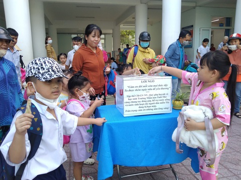 Học sinh, giáo viên TP.HCM chung tay mang nước ngọt về miền Tây- Ảnh 4. Các em nhỏ Trường mầm non Tuổi Thơ, quận 8 chung tay góp nước ngọt cho bà con miền Tây - Ảnh: PGDQ8