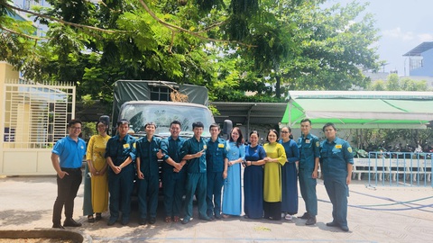 Học sinh, giáo viên TP.HCM chung tay mang nước ngọt về miền Tây- Ảnh 6. Giáo viên và Ban chỉ huy Quân sự quận 8, TP.HCM trước buổi chở nước xuống Gò Công Đông, ngày 7-5 - Ảnh: NTCC