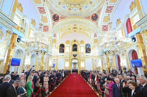 Các khách mời có mặt trong buổi lễ nhậm chức tổng thống của ông Putin tại Điện Kremlin ở Matxcơva, Nga ngày 7-5 - Ảnh: REUTERS Các khách mời có mặt trong buổi lễ nhậm chức tổng thống của ông Putin tại Điện Kremlin ở Matxcơva, Nga ngày 7-5 - Ảnh: REUTERS