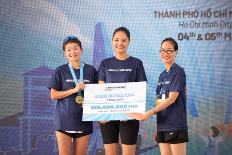 ‘Skechers Friendship Walk 2024’ - ngày hội thể thao gắn kết- Ảnh 5. Đại diện Skechers trao tặng 100 triệu đồng cho Operation Smile Việt Nam