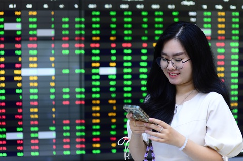 Kỳ lạ 1 cổ phiếu 8 phiên tăng trần: Chủ tịch mới xin nghỉ, lỗ nhiều quý liên tiếp- Ảnh 1. VN-Index vừa có thêm một phiên tăng điểm - Ảnh: QUANG ĐỊNH