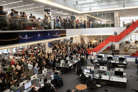 Ông Joseph F. Kahn, biên tập viên điều hành của tờ New York Times, thông báo New York Times đã giành được ba giải Pulitzer - Ảnh: NEW YORK TIMES Ông Joseph F. Kahn, biên tập viên điều hành của tờ New York Times, thông báo New York Times giành được ba giải Pulitzer - Ảnh: NEW YORK TIMES