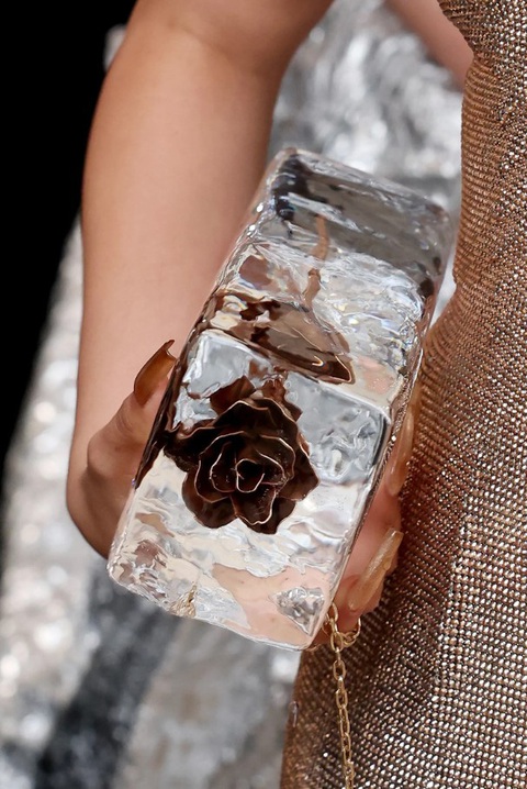 Thảm đỏ Met Gala 2024: Camila Cabello ôm Thiết kế ví cầm tay liên tục nhỏ giọt trên thảm và ám chỉ rõ ràng về thời gian trôi qua, một trong những chủ đề chính trong chủ đề MET Gala năm nay.