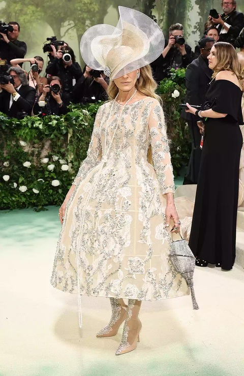 'Cuộc chiến không khoan nhượng' của dàn sao trên siêu thảm đỏ Met Gala 2024- Ảnh 14. Sarah Jessica Parker lạ lẫm trong thiết kế của Richard Quinn.