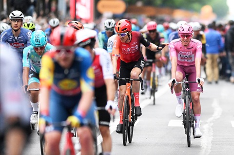 Tadej Pogacar định ‘mượn gió bẻ măng’- Ảnh 1. Tadej Pogacar (phải) và Geraint Thomas bị bắt lại cách đích không xa - Ảnh: Getty