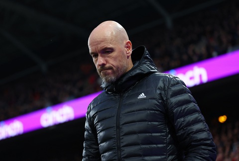 Man Utd thảm bại, Erik ten Hag quyết không từ chức- Ảnh 1. HLV Erik ten Hag tự tin vẫn là người phù hợp để dẫn dắt Man Utd - Ảnh: REUTERS