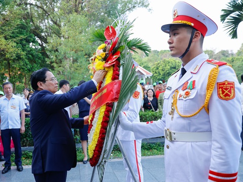 Thủ tướng Phạm Minh Chính dâng hương, dâng hoa tưởng niệm, tri ân các Anh hùng, liệt sĩ tại Điện Biên Phủ - Ảnh: VGP Thủ tướng Phạm Minh Chính dâng hương, dâng hoa tưởng niệm, tri ân các Anh hùng, liệt sĩ tại Điện Biên Phủ - Ảnh: VGP