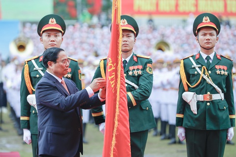 Diễu binh, diễu hành 70 năm Chiến thắng Điện Biên Phủ: Người dân trầm trồ xem kỵ binh trên phố- Ảnh 14. Thay mặt lãnh đạo Đảng, Nhà nước, Ủy viên Bộ Chính trị, Thủ tướng Chính phủ Phạm Minh Chính trao tặng Huân chương Độc lập hạng Nhất cho Đảng bộ, chính quyền và nhân dân các dân tộc tỉnh Điện Biên - Ảnh VGP