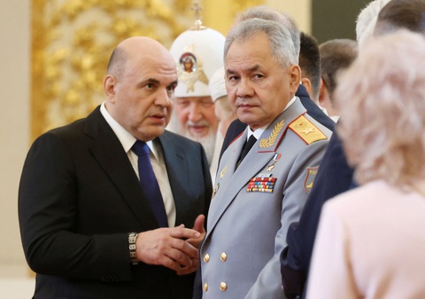 Nga giải tán chính phủ, chờ ông Putin cải tổ- Ảnh 1. Thủ tướng Nga Mikhail Mishustin (trái) và Bộ trưởng Quốc phòng Nga Sergei Shoigu dự lễ tuyên thệ nhậm chức của Tổng thống Vladimir Putin ngày 7-5 - Ảnh: REUTERS