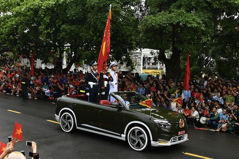 Ấn tượng ô tô điện mui trần tại lễ diễu binh, diễu hành 70 năm Chiến thắng Điện Biên Phủ- Ảnh 1. Ô tô điện mui trần VF8 xuất hiện ấn tượng tại buổi lễ sáng 7-5 - Ảnh: VF