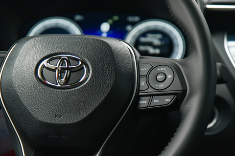 Soi kỹ Corolla Cross 2024 bản hybrid: Giảm 50 triệu so với bản cũ nhưng có nhiều nâng cấp trang bị- Ảnh 19. Về công nghệ an toàn, Corolla Cross 2024 vẫn có gói Safety Sense với nhiều tính năng hỗ trợ lái thông minh. Riêng bản HEV có thêm tự động phanh khi lùi như đã đề cập và có 4 cảm biến trước (bản cũ chỉ 2 cảm biến trước). Toyota cho biết thêm, camera 360 độ nay được nâng cấp để tăng độ nét.