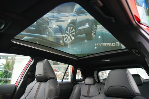 Soi kỹ Corolla Cross 2024 bản hybrid: Giảm 50 triệu so với bản cũ nhưng có nhiều nâng cấp trang bị- Ảnh 16. Nâng cấp thứ 4 ở bên trong cabin là trần kính toàn cảnh, thay cho cửa sổ trời ở bản cũ. Đúng như tên gọi, trang bị này là một tấm kính liền và không thể mở.