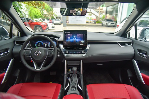 Soi kỹ Corolla Cross 2024 bản hybrid: Giảm 50 triệu so với bản cũ nhưng có nhiều nâng cấp trang bị- Ảnh 7. Bên trong nội thất, Toyota Corolla Cross 1.8HEV không có quá nhiều thay đổi về trang bị so với bản thuần xăng. Người tiêu dùng cần phải để ý kỹ mới thấy sự khác biệt.