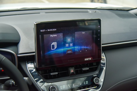 Soi kỹ Corolla Cross 2024 bản hybrid: Giảm 50 triệu so với bản cũ nhưng có nhiều nâng cấp trang bị- Ảnh 11. Điểm nâng cấp thứ hai của bản 1.8HEV so với bản cũ là màn hình cảm ứng 10 inch đặt nổi, có khả năng kết nối Apple CarPlay/Android Auto không dây. Tại Việt Nam, Corolla Cross 2024 thuần xăng cũng chỉ sử dụng màn hình 9 inch của bản 2023.