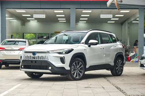 Soi kỹ Corolla Cross 2024 bản hybrid: Giảm 50 triệu so với bản cũ nhưng có nhiều nâng cấp trang bị- Ảnh 1. Ngoại thất Corolla Cross hybrid không quá khác biệt so với bản thuần xăng 1.8V.