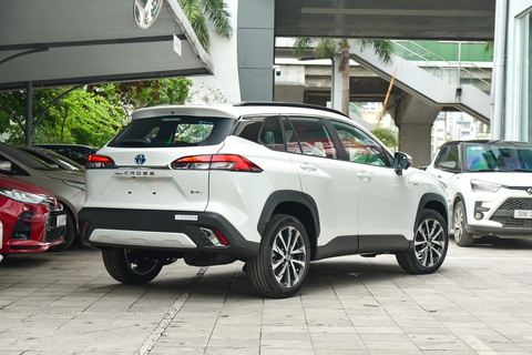 Soi kỹ Corolla Cross 2024 bản hybrid: Giảm 50 triệu so với bản cũ nhưng có nhiều nâng cấp trang bị- Ảnh 6. Cả 2 phiên bản Toyota Corolla Cross 2024 tiếp tục sử dụng bộ mâm 18 inch đa chấu và bộ lốp 225/50 tương tự bản cũ. Tại thị trường quốc tế, mẫu xe này có phần vành thiết kế mới mẻ, hiện đại hơn.