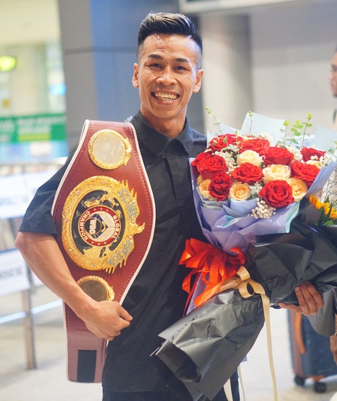 Chiến đấu 'bằng cả tính mạng', Trần Văn Thảo giành đai quyền anh danh giá- Ảnh 3. Võ sĩ Trần Văn Thảo về nước đêm 6-5 với chiếc đai danh giá - Ảnh: N.T