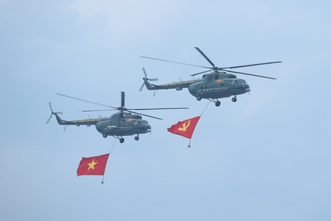 Các biên đội trực thăng vũ trang thuộc Quân chủng Phòng không - Không quân, Quân đội nhân dân Việt Nam mang theo cờ Đảng, cờ Tổ quốc Việt Nam diễu hành tiến qua sân vận động Điện Biên - Ảnh VGP Các biên đội trực thăng vũ trang thuộc Quân chủng Phòng không - Không quân, Quân đội nhân dân Việt Nam mang theo cờ Đảng, cờ Tổ quốc Việt Nam diễu hành tiến qua sân vận động Điện Biên - Ảnh VGP