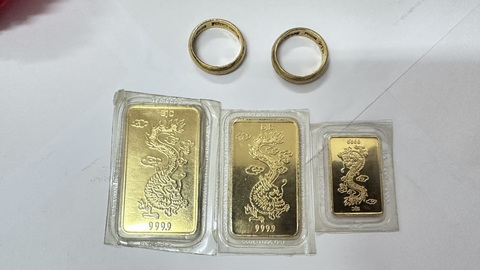 Tìm thanh niên 'bỏ quên' 3 miếng kim loại ghi 'SJC 9999' tại cửa hàng đồ cũ 0 đồng- Ảnh 1. Những vật nghi là vàng trong túi đồ cũ mang đi từ thiện ở TP Thủ Đức - Ảnh: Hội Chữ thập đỏ phường Thảo Điền