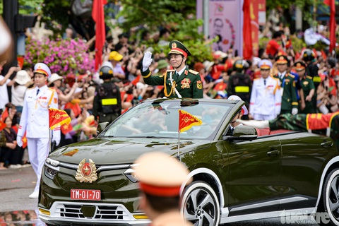 Ấn tượng ô tô điện mui trần tại lễ diễu binh, diễu hành 70 năm Chiến thắng Điện Biên Phủ- Ảnh 5. Ảnh: NAM TRẦN
