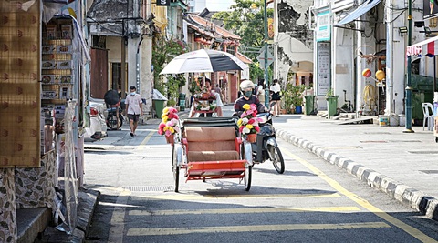 Du lịch xích lô: Singapore từ bỏ, Malaysia níu giữ- Ảnh 1. Xe xích lô chở khách tại Malacca - Ảnh: SOUTHEAST ASIA GLOBE