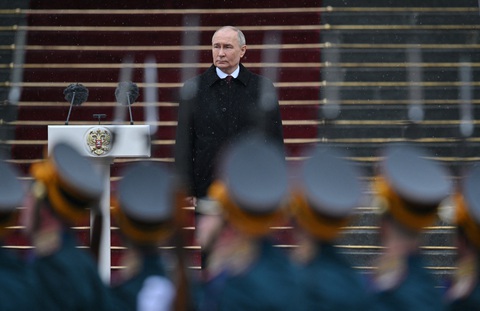 Tổng thống Nga Vladimir Putin duyệt đội quân danh dự tại Điện Kremlin ngay sau lễ nhậm chức tổng thống nhiệm kỳ thứ 5 ngày 7-5 - Ảnh: REUTERS Tổng thống Nga Vladimir Putin duyệt đội quân danh dự tại Điện Kremlin ngay sau lễ nhậm chức tổng thống nhiệm kỳ thứ 5 ngày 7-5 - Ảnh: REUTERS