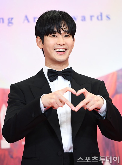 Lễ trao giải Baeksang 2024 và 'vựa muối' Kim Soo Hyun- Ảnh 1. Lễ trao giải Baeksang 2024 và 'vựa muối' Kim Soo Hyun- Ảnh 1.