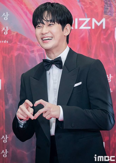 Lễ trao giải Baeksang 2024 và 'vựa muối' Kim Soo Hyun- Ảnh 2. Giao diện bảnh bao cùng biểu cảm lúng túng của Kim Soo Hyun trên thảm đỏ Baeksang 2024 ngay lập tức gây bão mạng xã hội vì quá đáng yêu.