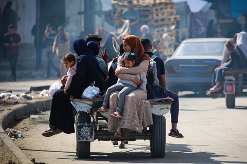 Người Palestine mất nhà cửa lang thang tại thành phố Rafah ngày 7-5 - Ảnh: AFP Người Palestine mất nhà cửa lang thang tại thành phố Rafah ngày 7-5 - Ảnh: AFP