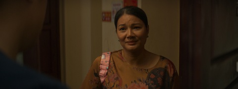 Án mạng lầu 4 tung trailer đầy ám ảnh, 'xoay' khán giả như chong chóng- Ảnh 2. Nhân vật người hàng xóm kỳ lạ do Kiều Trinh thủ vai gây tò mò với khán giả.