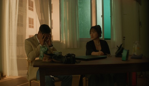 Án mạng lầu 4 tung trailer đầy ám ảnh, 'xoay' khán giả như chong chóng- Ảnh 4. Hàng loạt hình ảnh lo âu đến căng thẳng của Thắng (Trương Thế Vinh thủ vai) được thêm vào cuối trailer càng khiến người hâm mộ nghi ngờ.