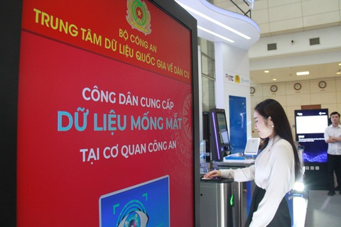 Từ 1-7, mống mắt sẽ được thu nhận khi người dân làm căn cước mới- Ảnh 1. Từ ngày 1-7, mống mắt sẽ được thu thập tại cơ quan công an khi người dân đến làm căn cước mới - Ảnh: T.P.