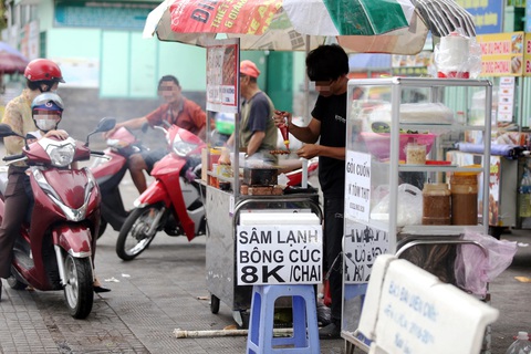 Thức ăn đường phố, quản lý thế nào?- Ảnh 2. Tại cổng trường các cấp học ở TP.HCM không khó để thấy các xe bán hàng rong, quà vặt cho học sinh - Ảnh: PHƯƠNG QUYÊN