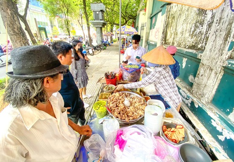 Thức ăn đường phố, quản lý thế nào?- Ảnh 1. Bún bò bán trên vỉa hè đường Nguyễn Thị Minh Khai, quận 3, TP.HCM - Ảnh: QUANG ĐỊNH