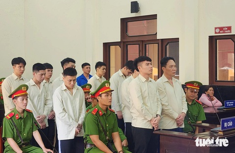 Đánh nhau sau vụ đòi lại tiền do thua game bắn cá, một người chết- Ảnh 1. Bị cáo Phan Hữu Trí (bìa phải) cùng 10 bị cáo khác tại phiên tòa sơ thẩm - Ảnh: HOÀI THƯƠNG
