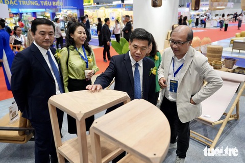 Đòn bẩy phục hồi cho các doanh nghiệp xuất khẩu- Ảnh 1. Lãnh đạo TP.HCM tham quan các gian hàng của ngành gỗ nội thất