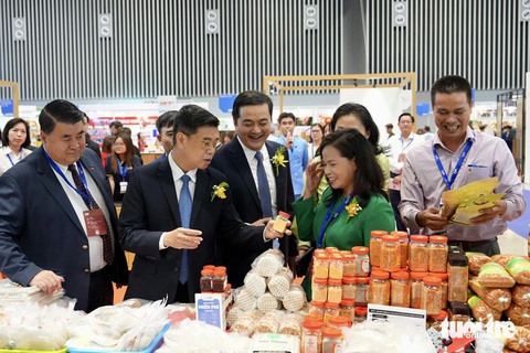 Đòn bẩy phục hồi cho các doanh nghiệp xuất khẩu- Ảnh 6. Nhiều địa phương đã đem các sản phẩm xuất khẩu có thế mạnh đến giao thương, tìm kiếm cơ hội