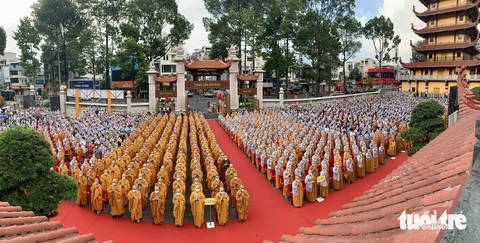 Tăng ni, phật tử dự Đại lễ Phật đản tại Việt Nam Quốc Tự - Ảnh: HOÀI PHƯƠNG Tăng ni, Phật tử dự Đại lễ Phật đản tại Việt Nam Quốc Tự - Ảnh: HOÀI PHƯƠNG