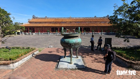 Bản đúc trên cửu đỉnh ở Huế được ghi danh là di sản tư liệu thế giới- Ảnh 7. Cửu đỉnh được đặt trang trọng trước sân Thế Tổ Miếu trong hoàng cung Huế - Ảnh: NHẬT LINH