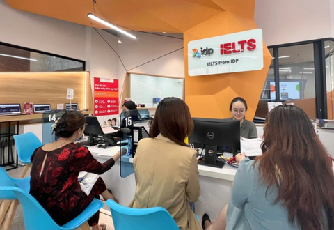 IDP cấp trái phép hơn 56.000 chứng chỉ IELTS- Ảnh 1. Thí sinh tìm hiểu thi IELTS tại IDP - Ảnh: TRỌNG NHÂN