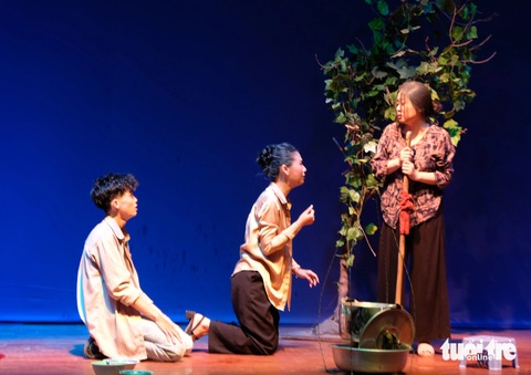 Kịch ngắn Chuộc tội do các học viên thể hiện trong buổi thi tốt nghiệp khiến người ta đau đáu vì câu chuyện ngộ sát giữa hai người trẻ. Ôm hận hay hay tha thứ đều khiến con người phải đấu tranh mới tìm được câu trả lời - Ảnh: LINH ĐOAN Kịch ngắn Chuộc tội do các học viên thể hiện trong buổi thi tốt nghiệp khiến người ta đau đáu vì câu chuyện ngộ sát giữa hai người trẻ. Ôm hận hay tha thứ đều khiến con người phải đấu tranh mới tìm được câu trả lời - Ảnh: LINH ĐOAN