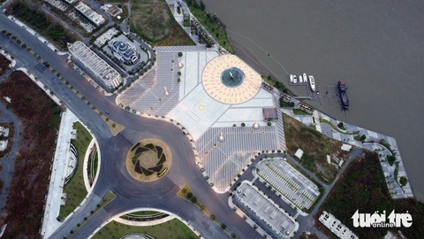 Toàn cảnh dự án khu đô thị Aqua City mà công an yêu cầu xác minh- Ảnh 2. Khu vực quảng trường, bến du thuyền thơ mộng bên trong dự án Aqua City ngay cạnh sông Đồng Nai