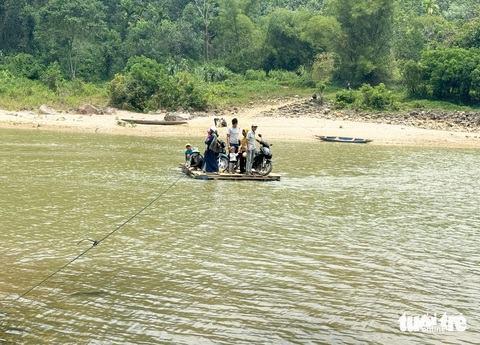 Thót tim cảnh người dân miền núi liều mình vượt sông Tranh bằng bè tự chế- Ảnh 3. Hằng ngày dân làng Tắk Rối dùng bè tự chế qua lại sông Tranh - Ảnh: LÊ TRUNG