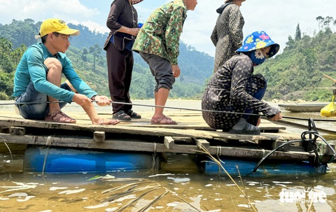Thót tim cảnh người dân miền núi liều mình vượt sông Tranh bằng bè tự chế- Ảnh 4. Người dân dùng tay kéo dây cáp để chiếc bè di chuyển trên mặt nước - Ảnh: LÊ TRUNG