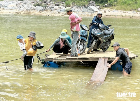 Thót tim cảnh người dân miền núi liều mình vượt sông Tranh bằng bè tự chế- Ảnh 5. Người dân vượt sông bằng bè - Ảnh: LÊ TRUNG