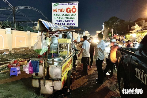 Xử lý hàng rong trên đoạn đường vừa dọn gần 100 cây xanh- Ảnh 1. Một xe hủ tiếu gõ lấn chiếm vỉa hè đường Hoàng Hoa Thám tối 8-5 - Ảnh: PHƯƠNG NHI