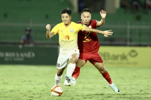 Cầu thủ trụ cột bị tạm giữ, CLB Hồng Lĩnh Hà Tĩnh thất bại tại Quy Nhơn- Ảnh 1. Cầu thủ Hồng Lĩnh Hà Tĩnh (áo đỏ) chơi nỗ lực trước Bình Định - Ảnh: BÌNH ĐỊNH FC