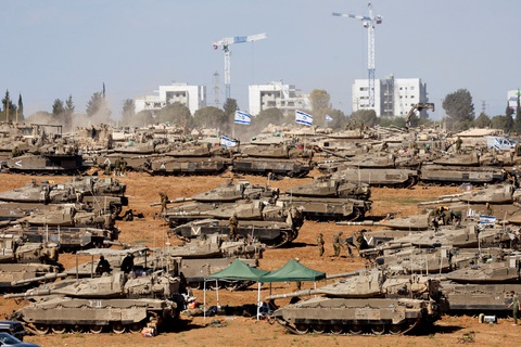 Binh sĩ Israel cùng phương tiện quân sự ở gần biên giới Israel - Gaza, miền Nam Israel, ngày 7-5 - Ảnh: REUTERS Binh sĩ Israel cùng phương tiện quân sự ở gần biên giới Israel - Gaza, miền Nam Israel, ngày 7-5 - Ảnh: REUTERS
