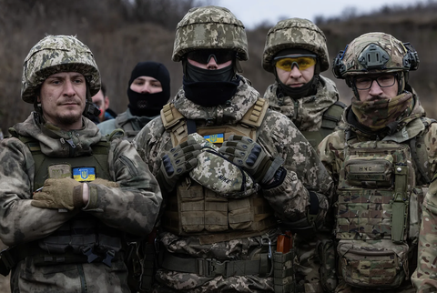 Nga chiếm thêm đất tại Kharkov, Ukraine cho tù nhân nhập ngũ- Ảnh 1. Binh sĩ Ukraine tham gia huấn luyện - Ảnh: Foreign Policy